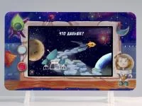 Интерактивная настенная панель оформлена в космическом стиле. Она позволяет проводить игровые занятия с детьми по всей программе дошкольной подготовки