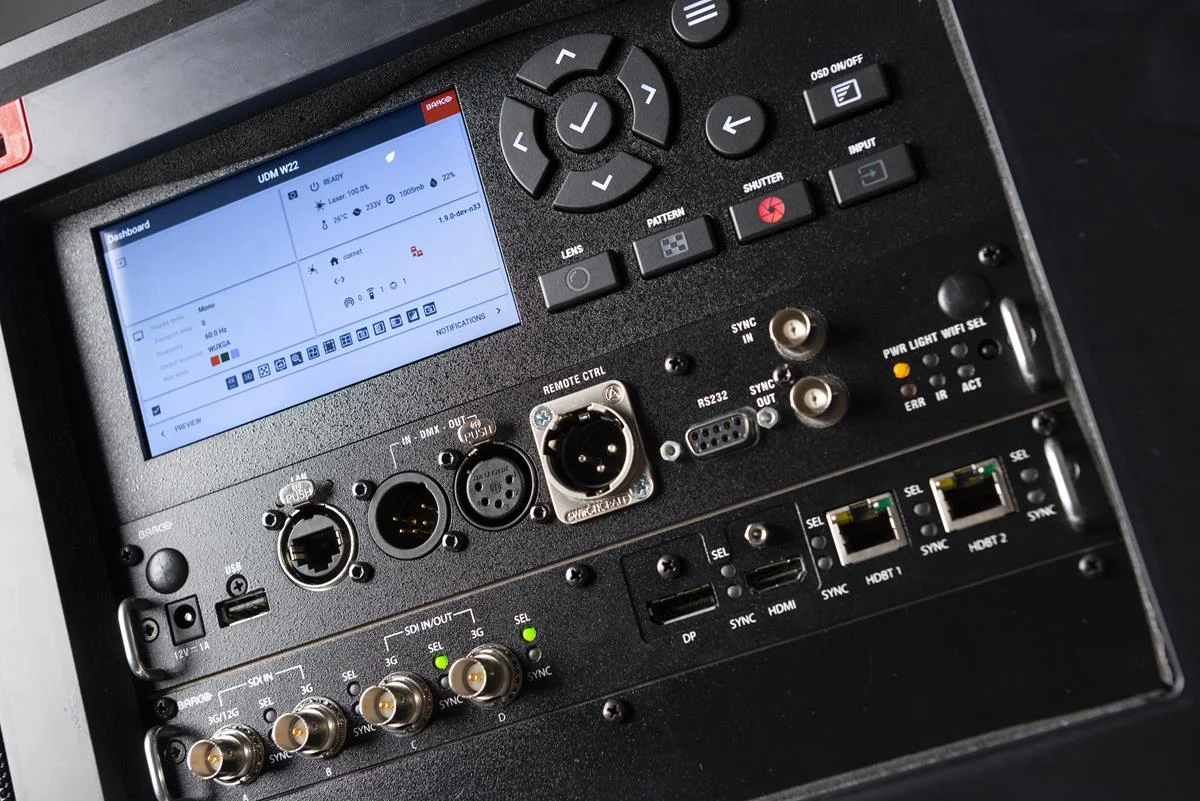 Инсталляционный проектор Barco UDM-W30